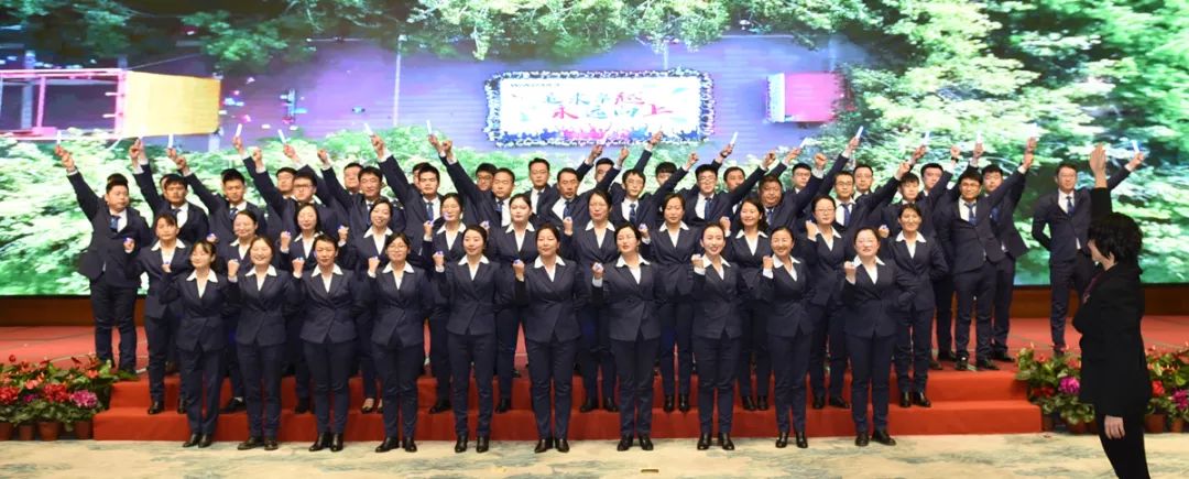 忘我拼搏，相信我們會(huì)創(chuàng)造奇跡！