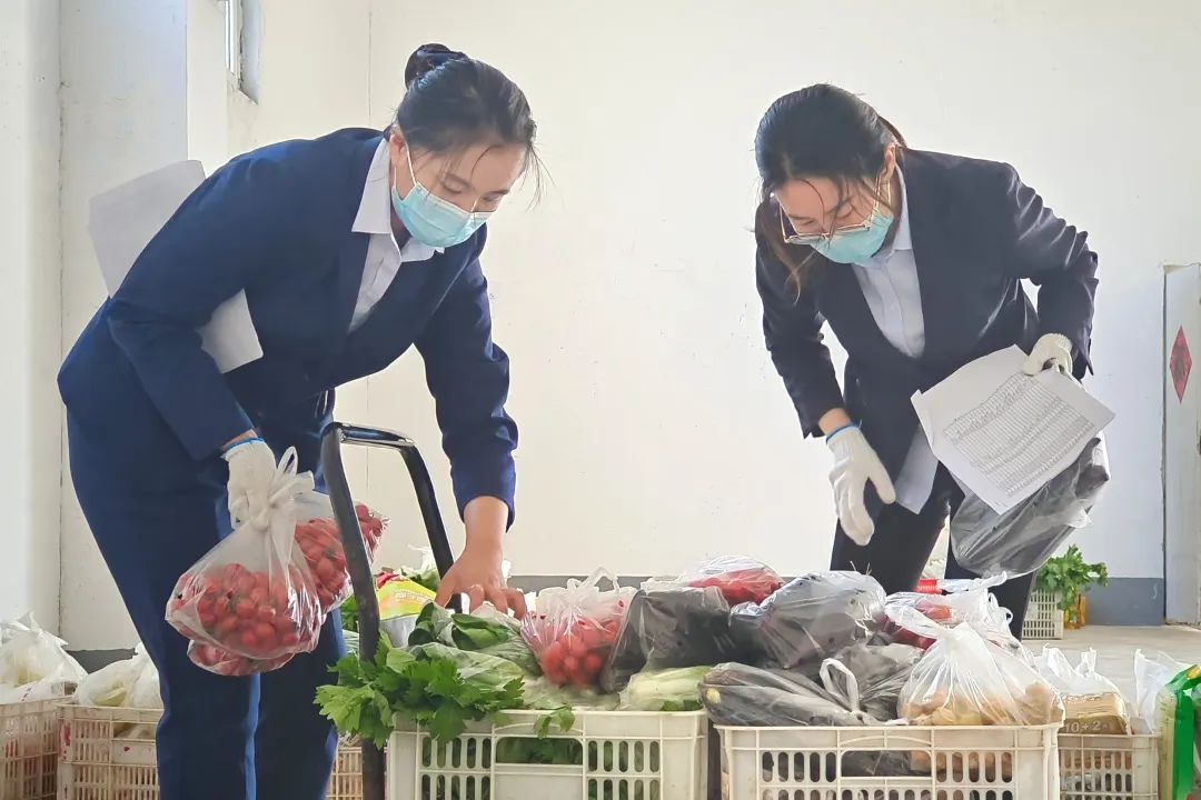 同心戰(zhàn)疫，我們?cè)谝黄穑? ></div>
        <div   id=